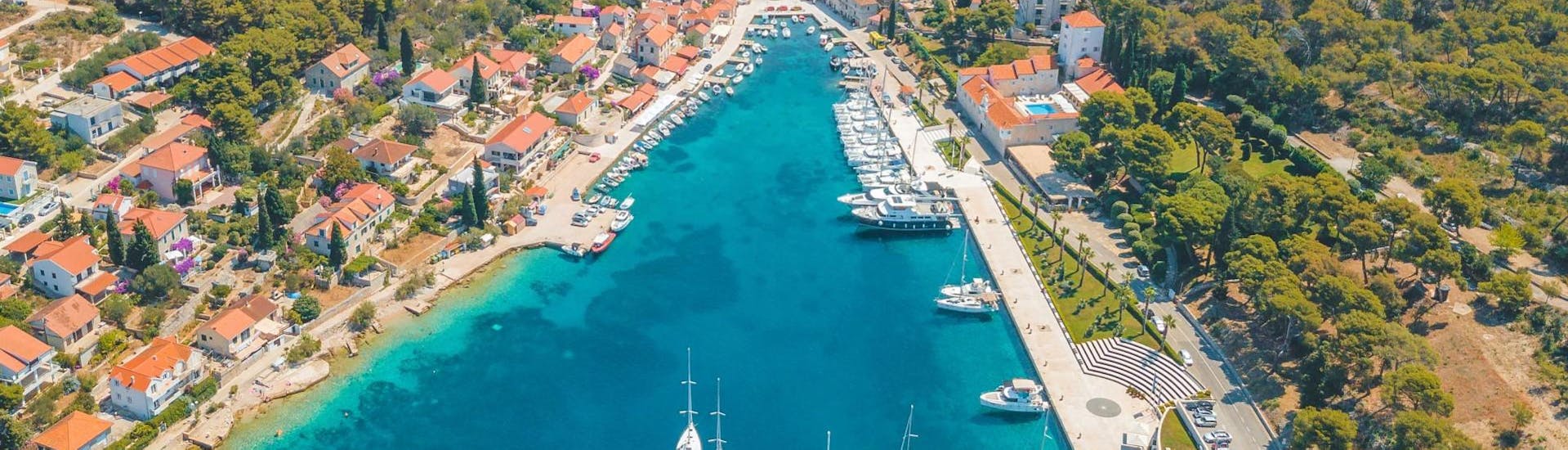 Het prachtige uitzicht tijdens de boottocht naar de blue lagoon en Solta eiland met Mayer Charter Trogir.