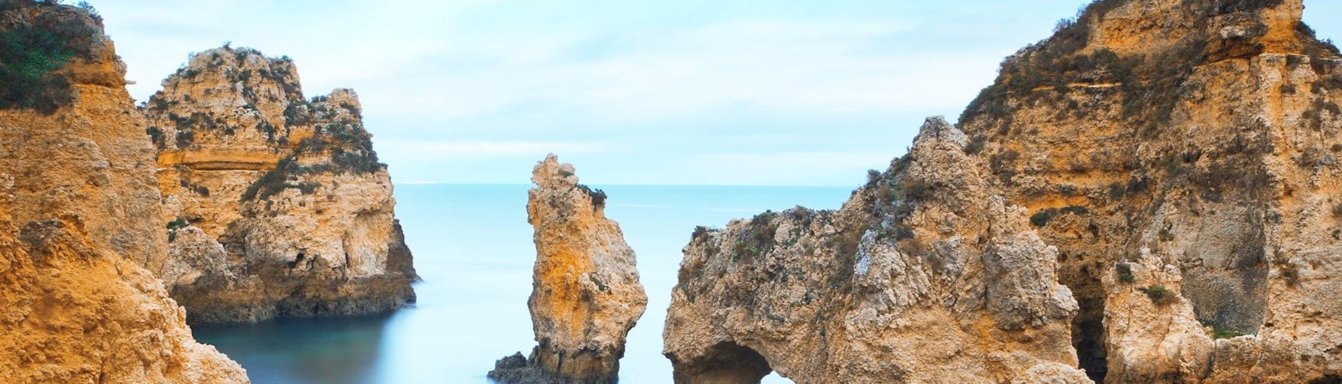 Blick auf die Klippen, die während der Bootstour zur Ponta da Piedade von Portimao aus mit Seafaris Algarve besucht werden.