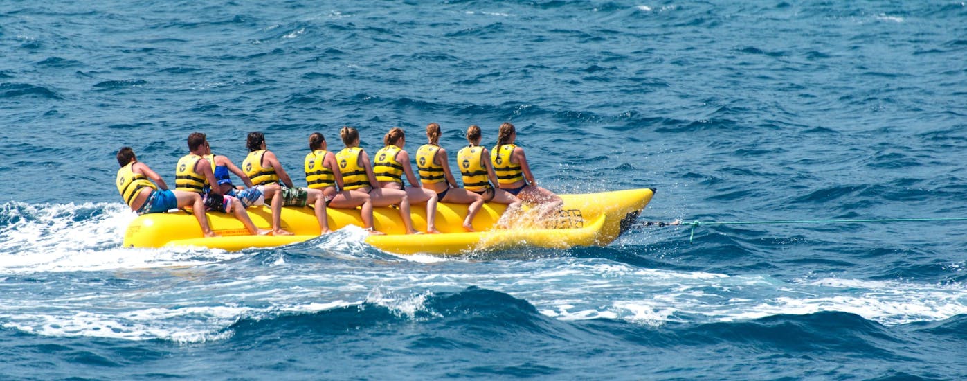 Eine Gruppe von Freunden geht auf eine Fahrt auf dem Banana Boat in der St. George's Bay mit Sun & Fun Watersports.