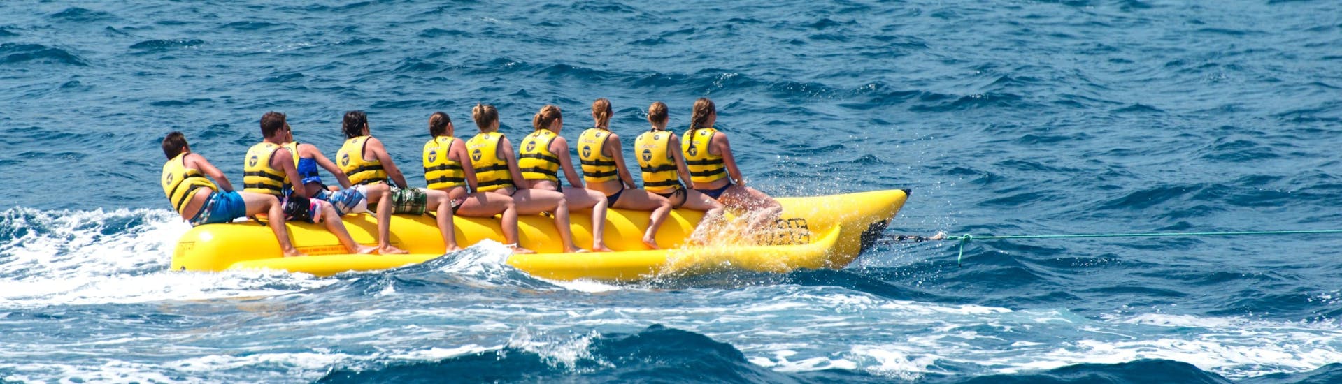Een groep tijdens hun rit op de bananen boot in St George's Bay met Sun & Fun Watersports Malta.