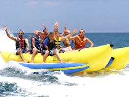 Un groupe de jeunes profite d'une promenade en bateau banane dans la baie de St George avec Sun & Fun Watersports.