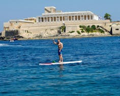 Foto van een man op een SUP tijdens het verhuur in St George's Bay met Sun & Fun Watersports Malta.
