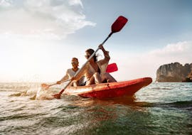 Deux personnes font du kayak à St George's Bay avec Sun & Fun Watersports.