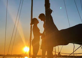 Ein Paar genießt beim romantischen Segeln auf dem Bodensee mit MB Events & Adventures den Sonnenuntergang.