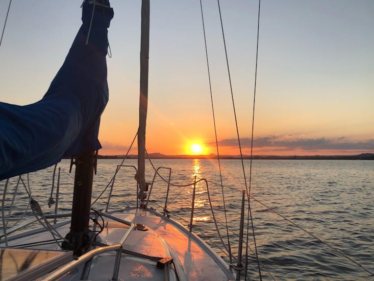 Ein schöner Sonnenuntergang, wie man ihn beim romantischen Segeln auf dem Bodensee mit MB Events & Adventures beobachten kann.