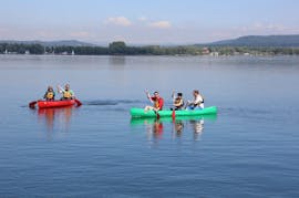 Een groep vrienden verkent het meer tijdens hun kanohuur aan de Bodensee met MB Events & Adventures.