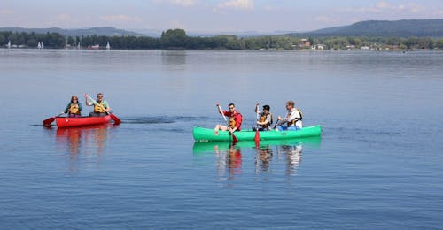 Kanoverhuur op de Bodensee met MB Events & Adventures Allgäu & Bodensee Een groep vrienden verkent het meer tijdens hun kanohuur aan de Bodensee met MB Events & Adventures.