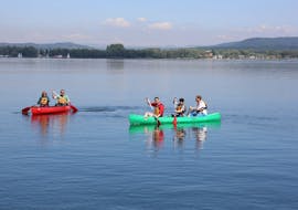 Eine Gruppe von Freunden erkundet den See während ihres Kanuverleihs auf dem Bodensee mit MB Events & Adventures.