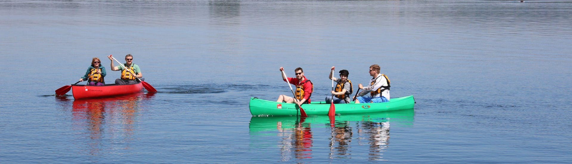 Eine Gruppe von Freunden erkundet den See während ihres Kanuverleihs auf dem Bodensee mit MB Events & Adventures.