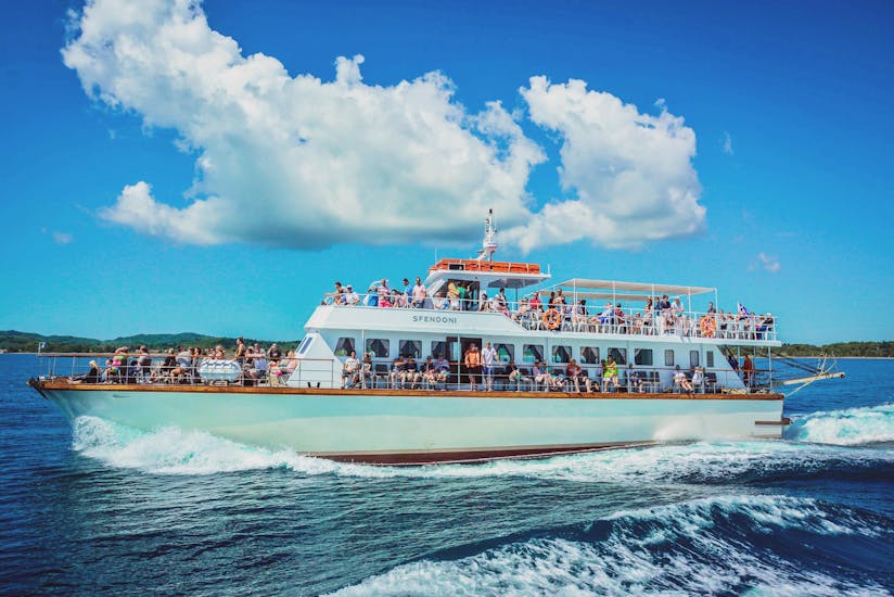 Touristen auf einer Bootsfahrt nach Parga & Sivota inkl. Blaue Lagune mit Ionian Cruises.