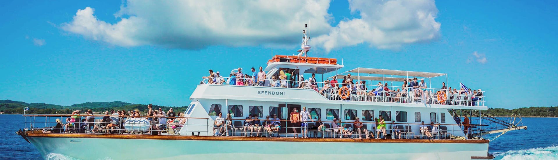 Passagers faisant une excursion en bateau aux îles Parga et Sivota avec Blue Lagoon avec Ionian Cruises.
