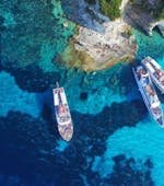 Vista durante el viaje en barco a Paxos y Antipaxos con Blue Caves desde Corfú con Ionian Cruises.
