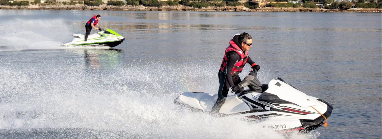 Dos personas en sus motos de agua durante el Jet Ski Safari a la Playa de Alcúdia con Alcudiajets.