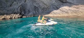 Dos personas disfrutando juntas de su Jet Ski Safari por la Bahía de Alcúdia con Alcudiajets.