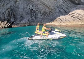 Twee personen genieten samen van hun Jet Ski Safari rond de baai van Alcúdia met Alcudiajets.