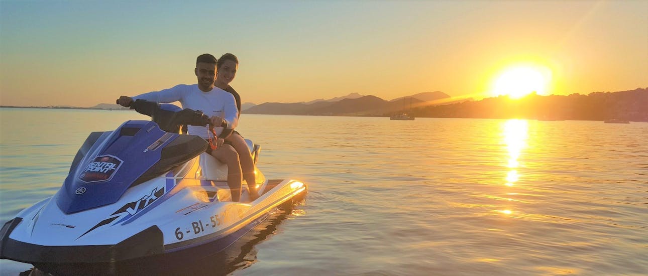 Una pareja realiza un safari en moto de agua en Alcúdia al atardecer con Alcúdia Jets.