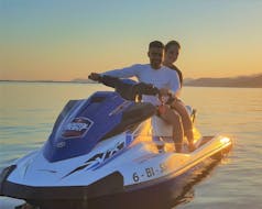 Una coppia fa un giro in moto d'acqua al tramonto con Alcudia Jets Mallorca.