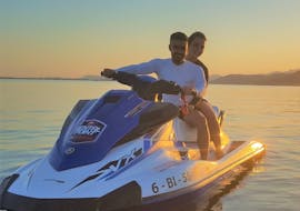 Una coppia fa un giro in moto d'acqua al tramonto con Alcudia Jets Mallorca.
