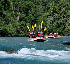 A group of people enjoying the rafting on the Stura di Demonte river with Stiera Village Rafting.
