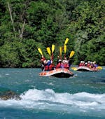 Un gruppo di persone durante il rafting sul fiume Stura di Demonte con Stiera Village Rafting.
