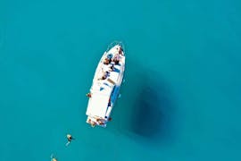 Während einer Bootsfahrt nach Cefalù mit einer Sightseeing-Tour von Sea Land Tours Cefalù wird ein Foto von oben gemacht.