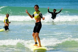 Clases de surf (a partir de 11 años) en la playa de Biscarrosse con La Vigie Biscarrosse Surf School.