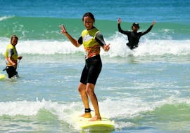 A woman is participating in some surfing lessons on Biscarrosse Beach with La Vigie. 
