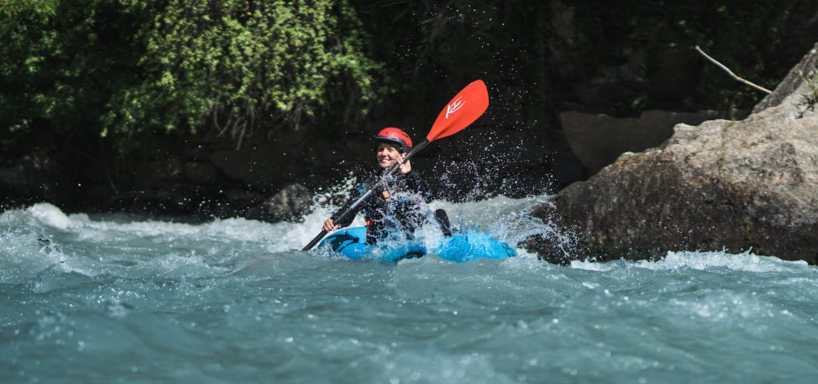 Una giovane donna sorride e si gode il Pack-Rafting sull'Adige in Val Venosta con Adventure Südtirol.