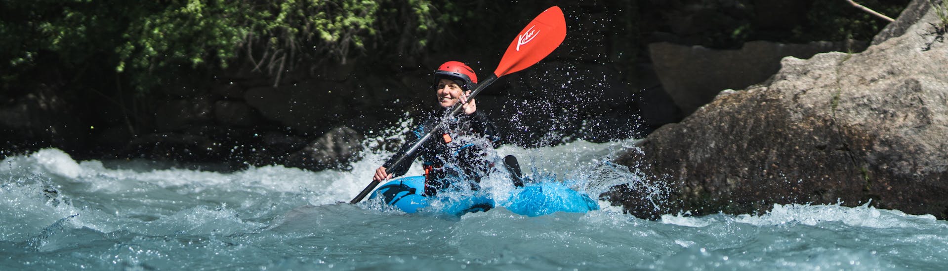 Una giovane donna sorride e si gode il Pack-Rafting sull'Adige in Val Venosta con Adventure Südtirol.