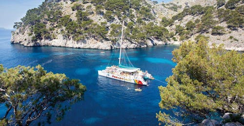 Catamaran Trip from Alcúdia to Pollença Bay with Snorkeling from Alcúdia Sea Trips A Catamaran is sailing to Pollença Bay during a boat trip with Alcúdia Sea Trips.