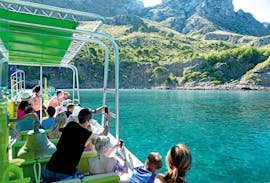 Des gens profitent d'une balade en bateau dans le parc naturel de Llevant avec Alcúdia Sea Trips.