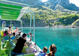 Excursión en Barco al Parc Natural de Llevant con Snorkeling con Alcúdia Sea Trips. Un grupo de personas disfruta de un paseo en barco al Parque Natural de Llevant con Alcúdia Sea Trips.