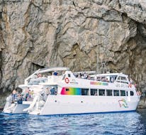 Un barco realiza un paseo a Cap de Formentor con Alcúdia Sea Trips.