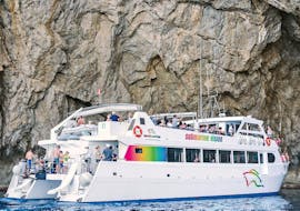 A boat goes on a trip to Cap de Formentor with Alcúdia Sea Trips.