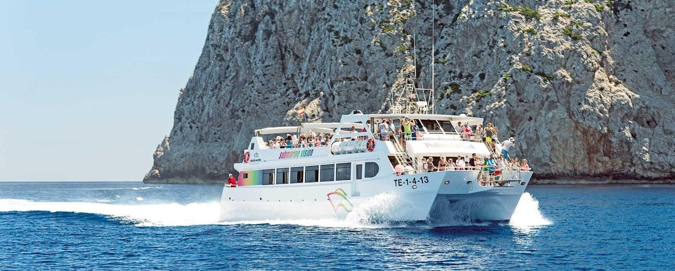 Un bateau part en excursion au Cap de Formentor avec Alcúdia Sea Trips.