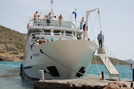 Das Boot, das für die Bootstour nach Spinalonga mit BBQ von Nostros Cruises zum Einsatz kommt, ankert im Hafen.