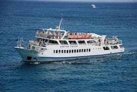 Ein Blick auf das Boot, das für die Bootstour nach Spinalonga mit Schwimmen von Nostros Cruises zum Einsatz kommt.