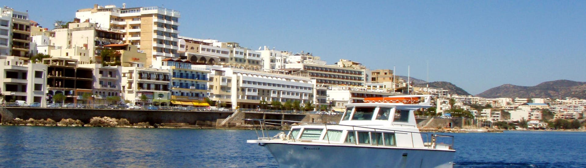 Vue du bateau lors de la sortie privée en bateau avec pêche au départ d'Agios Nikolaos avec Nostros Cruises.