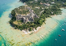 Una vista aérea de las ruinas medievales que se pueden ver durante el paseo en barco por la costa oeste del lago de Garda con Bertoldi Boats.