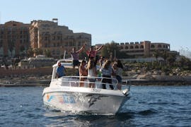 Un groupe de personnes profite d'une balade en bateau avec Sun and Fun Watersports à Malte.