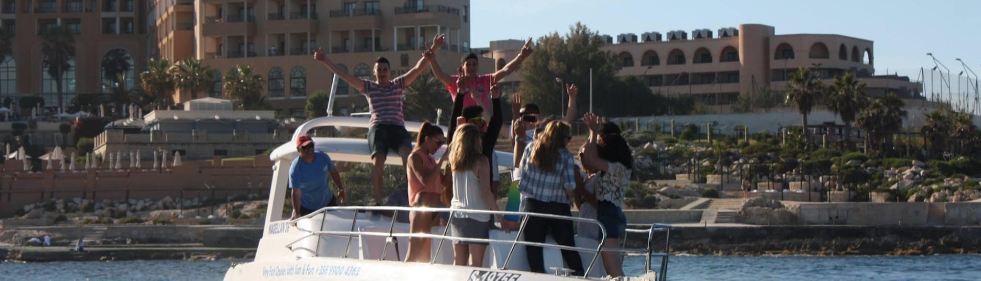 Groepsfoto tijdens het bootverhuur in St George's Bay met Sun & Fun Watersports Malta.