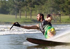 Waterskiën op Daphnila Beach met Corfu Ski Club Een man gaat waterskiën op Daphnila Beach met Corfu Ski Club.