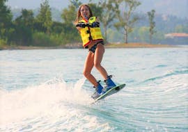 Een meisje is aan het wakeboarden op Daphnila Beach met Corfu Ski Club.