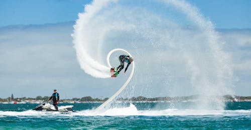 Flyboard sur la plage de Daphnila Une personne fait du flyboard sur la plage de Daphnila avec le Corfu Ski Club.