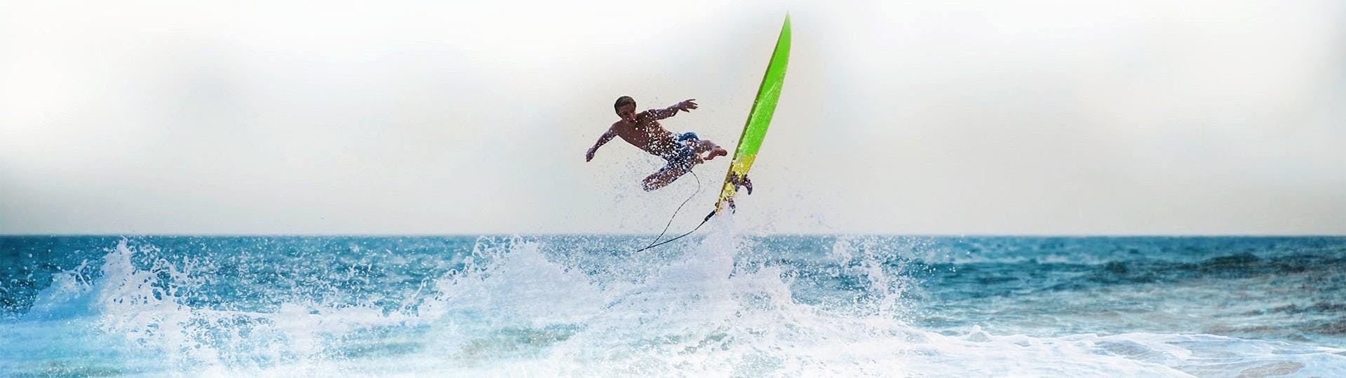 Surfeur surfant une énorme vague pendant les cours de surf pour enfants sur la plage de Biscarrosse avec La Vigie.