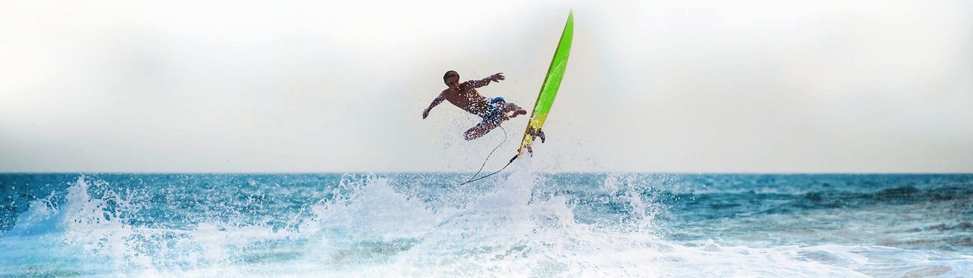 Surfeur surfant une énorme vague pendant les cours de surf pour enfants sur la plage de Biscarrosse avec La Vigie.