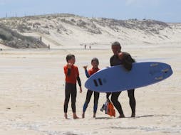 Niños en sus clases de surf en la playa de Biscarrosse con la Vigie.