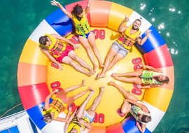 Crazy UFO-rit op Daphnila Beach met Corfu Ski Club Een groep vrienden gaat met Corfu Ski Club op een opblaasbare rit in Daphnila Beach.