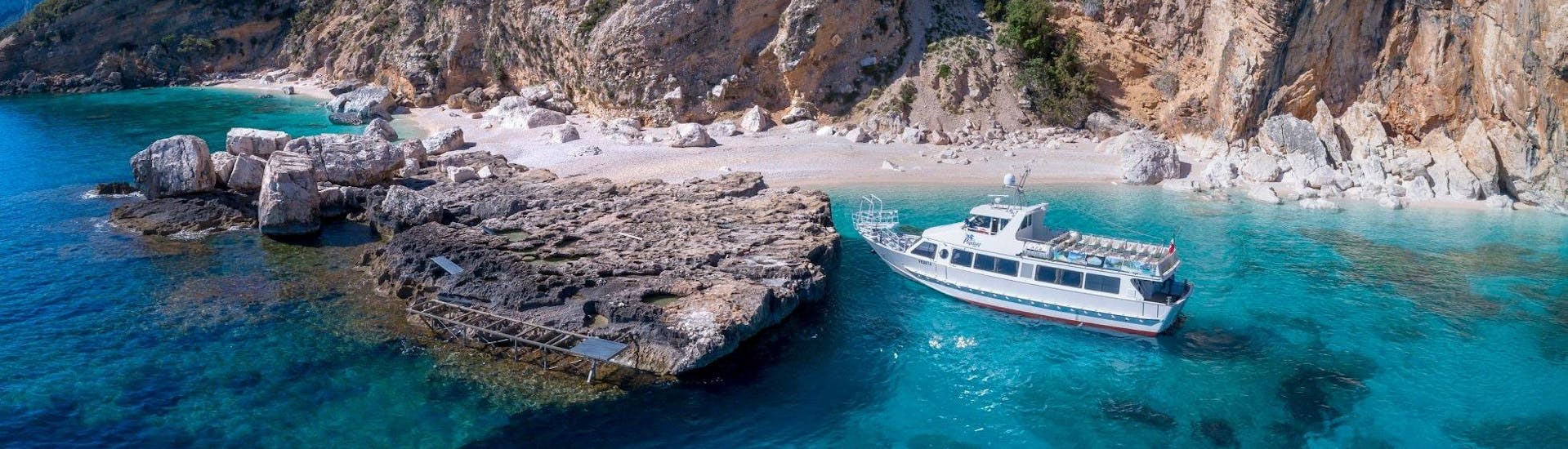 Ein Bild, das von einer Drohne während einer Bootstour im Golf von Orosei von Cala Gonone mit Escursioni Pegaso Cala Gonone aufgenommen wurde.