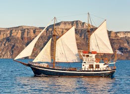 Blick auf das Boot während der Bootstour von Santorini zum Vulkan mit Caldera's Boats.